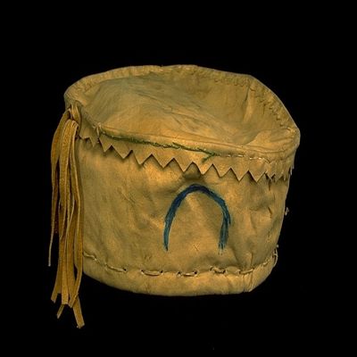 <bdi class="metadata-value">1 'Stick hat', frame is of spruce covered with caribou babiche, diam 9', Made by Willy Cigar, Lower Post, BC, Kistagodena, Kaska, N Athapaskan; YPM ANT 058348</bdi>