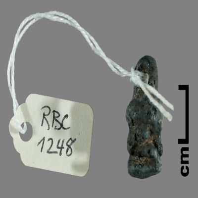 <bdi class="metadata-value">Amulet, or stamp seal(?), with suspension loop. Too worn(?) for assessment. Bronze.; YPM BC 031542</bdi>
